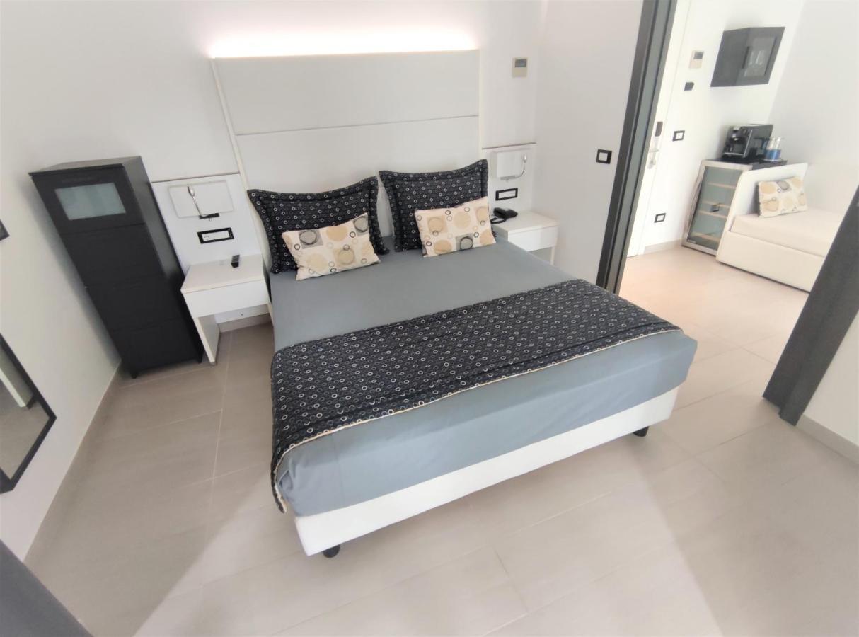 Hotel Rossini 4S Линяно Сабиадоро Екстериор снимка