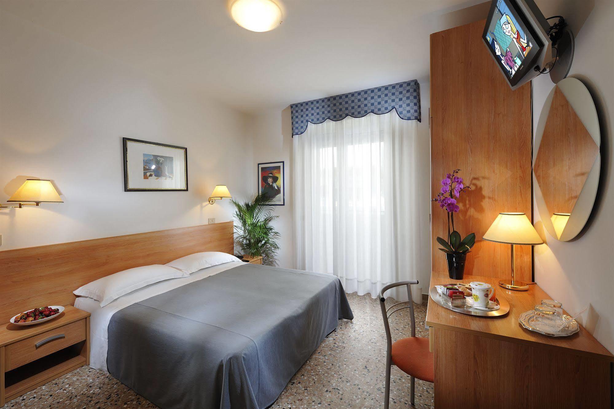 Hotel Rossini 4S Линяно Сабиадоро Екстериор снимка