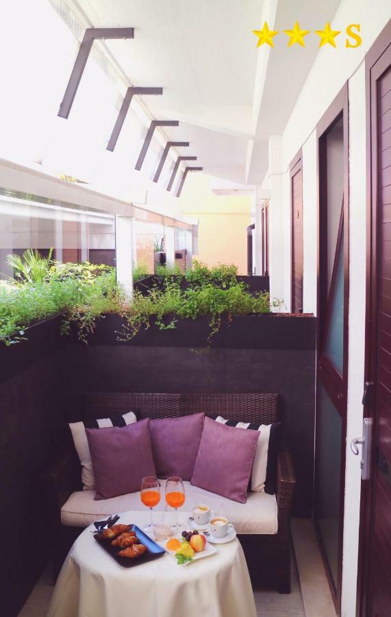 Hotel Rossini 4S Линяно Сабиадоро Екстериор снимка