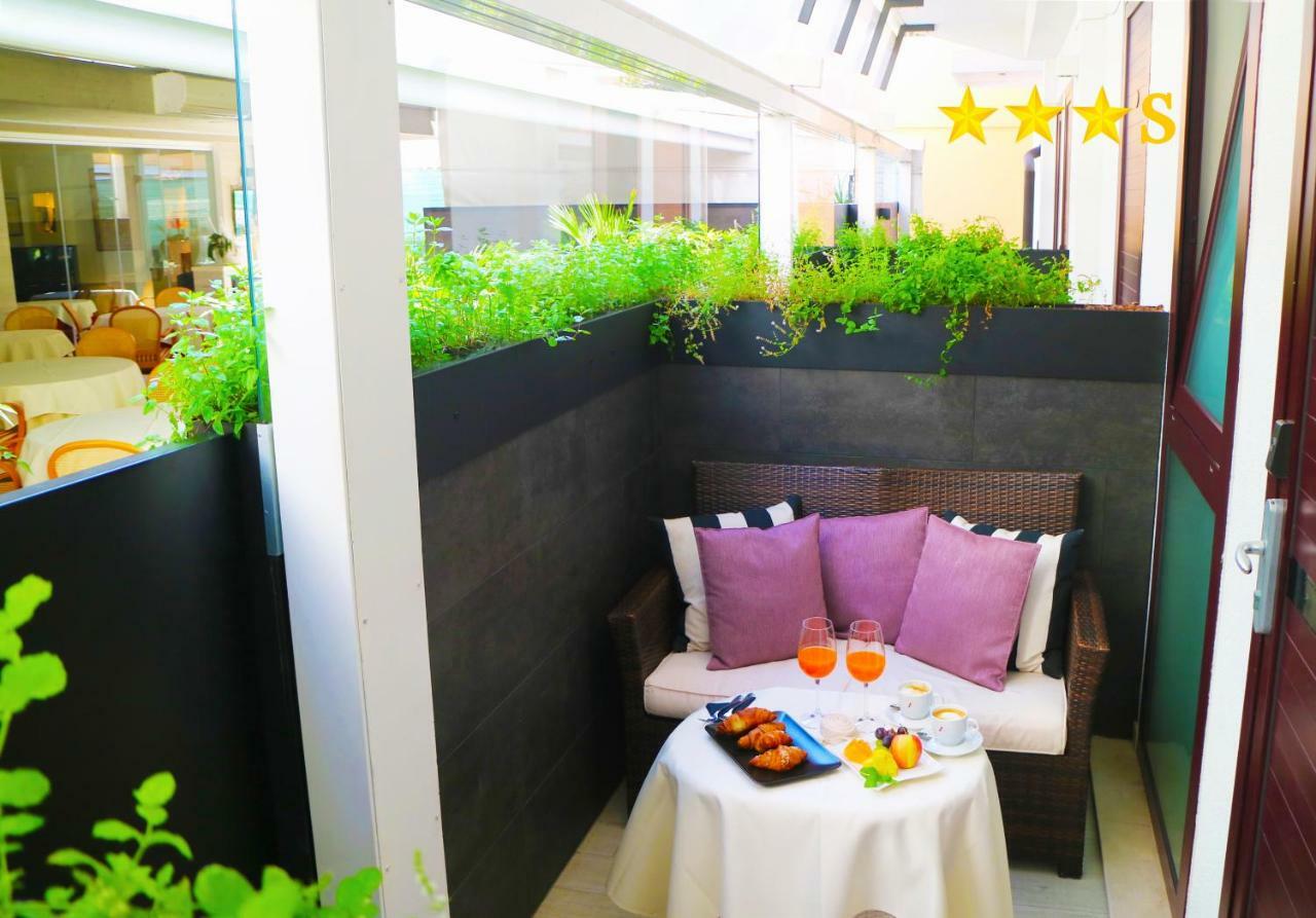 Hotel Rossini 4S Линяно Сабиадоро Екстериор снимка